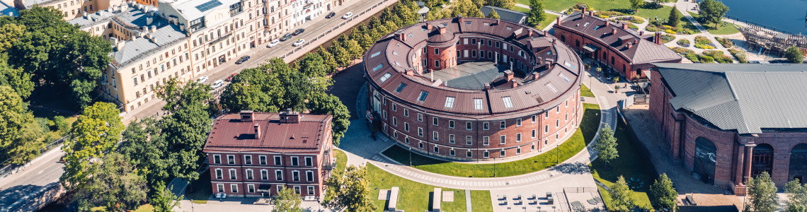 Ceglane budynki na wyspie Nowa Holandia w Petersburgu