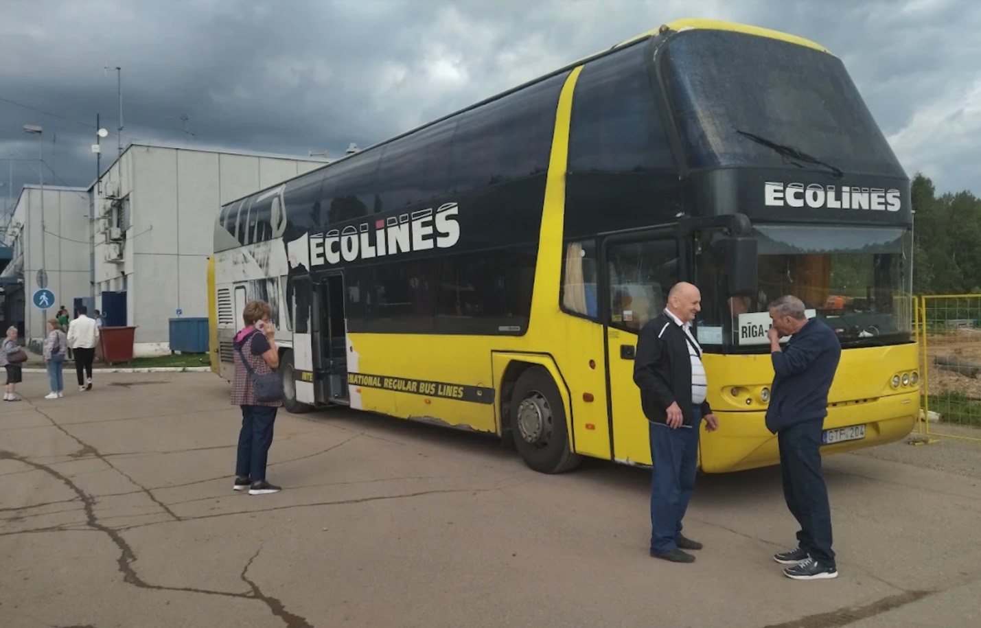 Autobus Ecolines Ryga–Moskwa na rosyjskim przejściu granicznym Buraczki