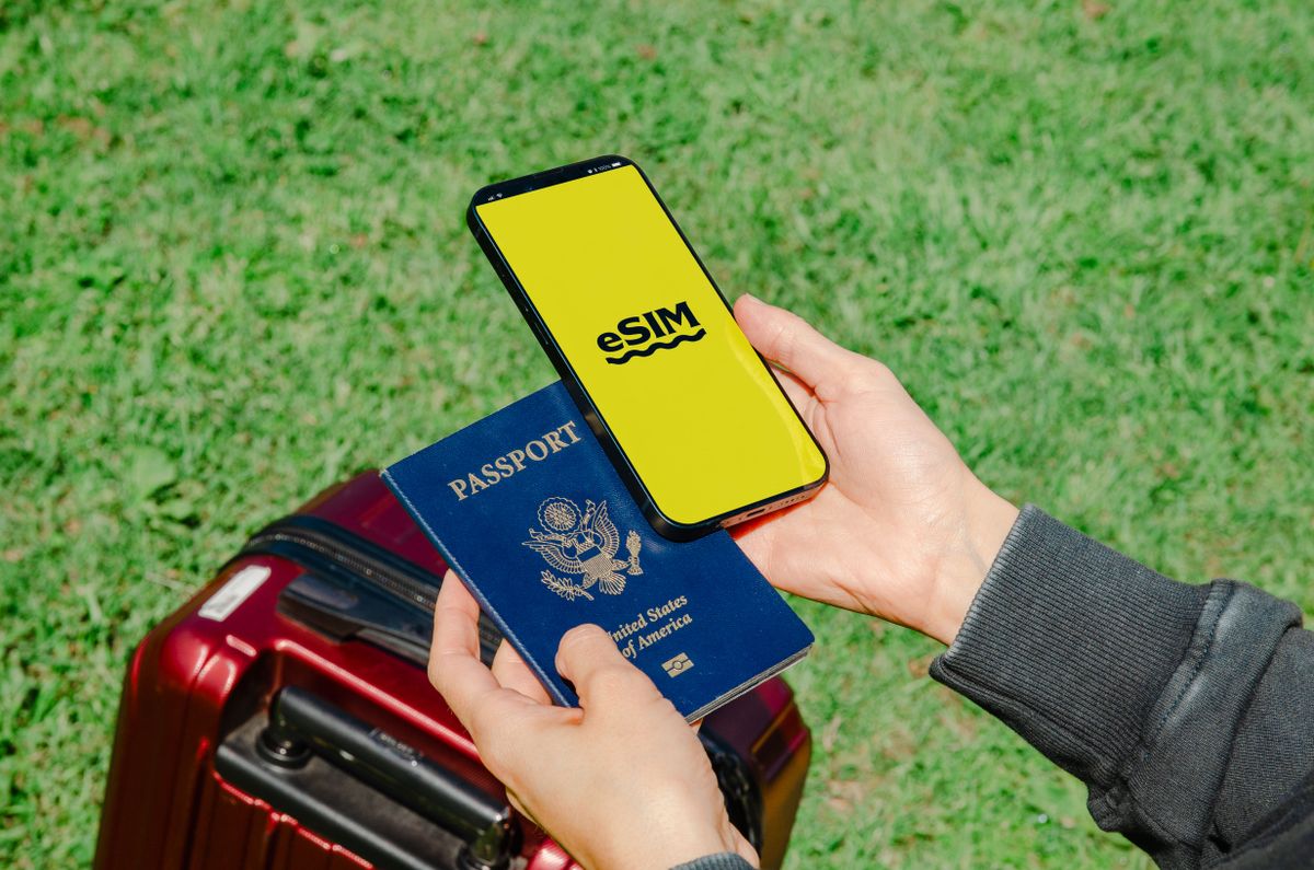 Smartfon z eSIM przygotowany do podróży do Rosji