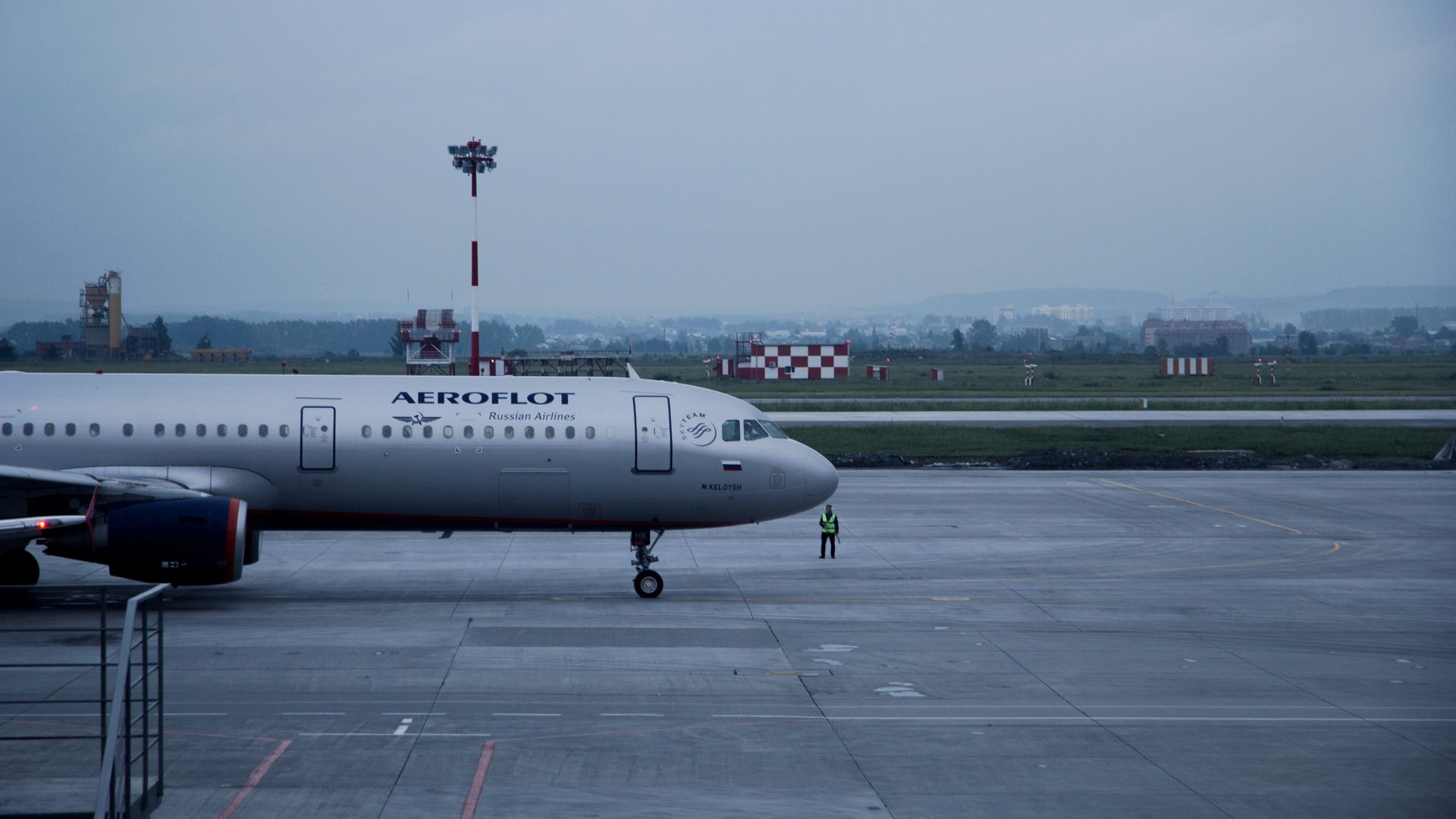 Samolot pasażerski Aerofłotu kołujący po płycie lotniska