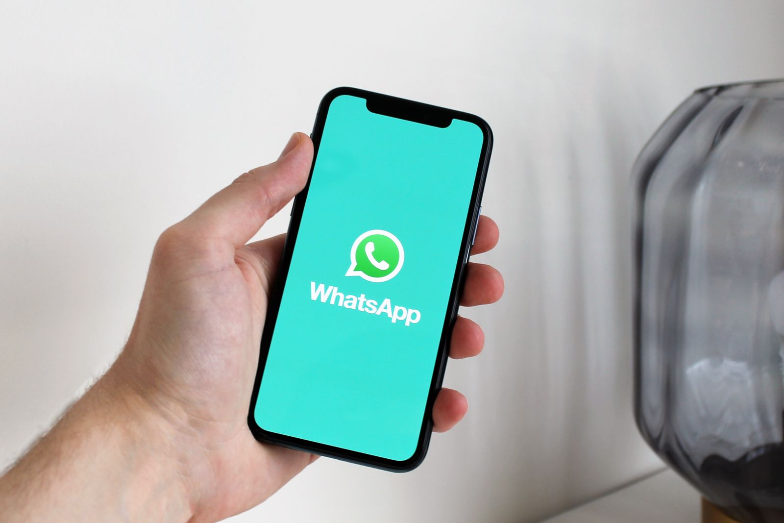 Telefon z otwartym WhatsAppem: co działa w Rosji w 2026 roku