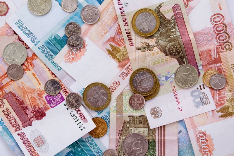 Banknoty i monety rubla rosyjskiego na stole