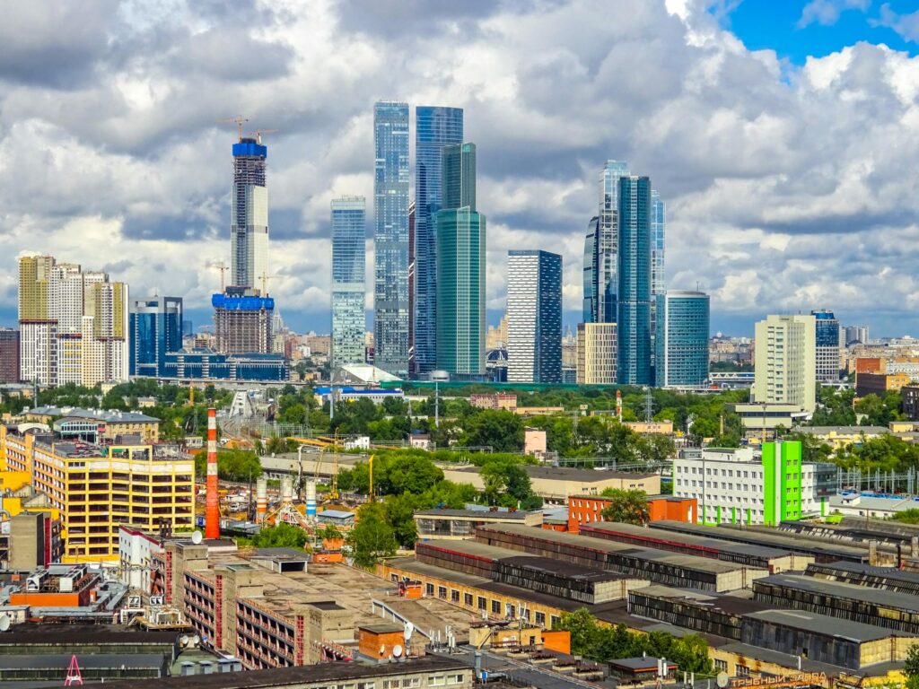 Panorama Moskwy z nowoczesnymi wieżowcami i dzielnicą przemysłową pod pochmurnym niebem