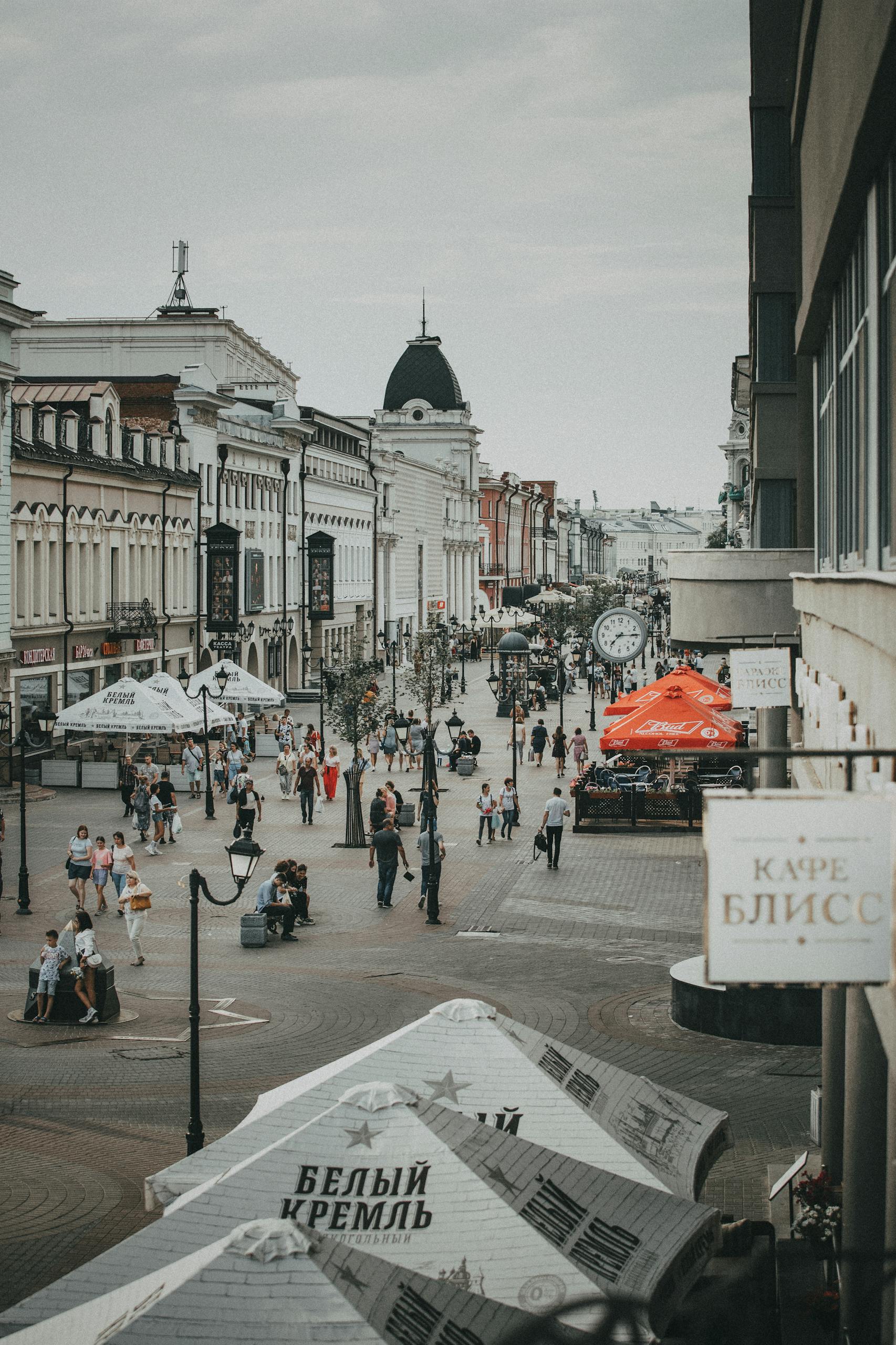 Tętniąca życiem ulica Baumana w centrum Kazania z zabytkową architekturą, przechodniami i kawiarniami.